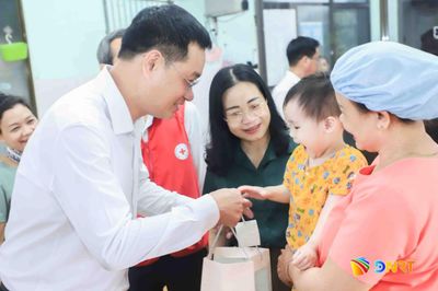 Bí thư Thành ủy Lê Ngọc Quang thăm, tặng quà trẻ em dịp Trung thu