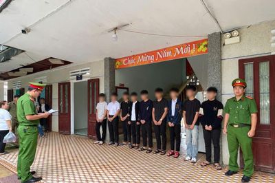 Khởi tố 9 'quái xế'