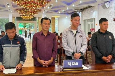 Dùng thuyền rượt đuổi rồi đánh nhau bằng mái chèo, 4 người lĩnh hơn 9 năm tù