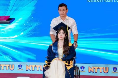 Hơn 20 năm cha đưa con đến trường, ngày tốt nghiệp cùng con nhận bằng