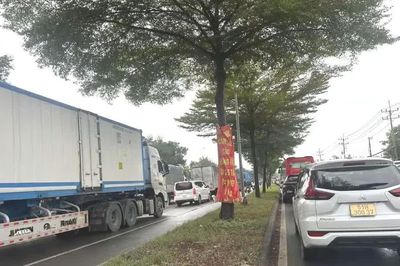 Sửa cầu Ông Lớn kéo dài gây ùn tắc đường Nguyễn Văn Linh