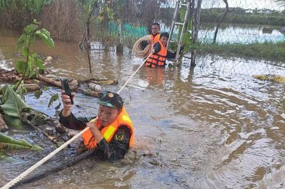 Đồng Nai: Huy động bộ đội, công an giúp người dân vùng ngập
