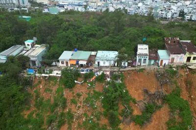 Chênh vênh bên miệng núi bị sạt lở