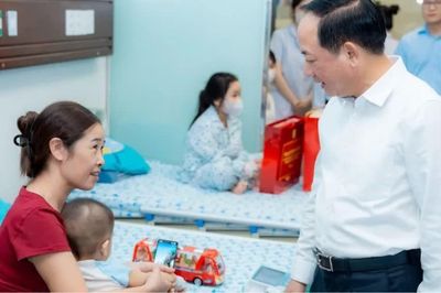 Lãnh đạo Đảng, Nhà nước thăm, tặng quà bệnh nhi dịp Tết Trung thu