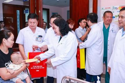Chủ tịch Ủy ban Trung ương MTTQ Việt Nam thăm, tặng quà Trung thu cho bệnh nhi