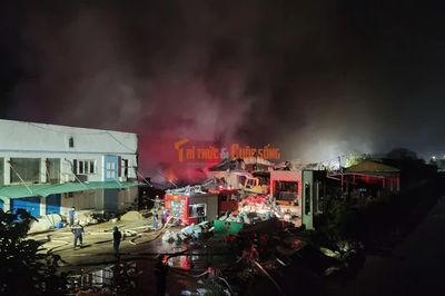 Cháy kho xưởng trong đêm ở Hà Nội