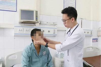 Uống thuốc nam 1 tuần, người đàn ông 45 tuổi vàng da tăng gấp 42 lần
