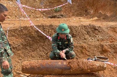 Phát hiện bom khủng khi làm nghĩa trang ở Hà Tĩnh