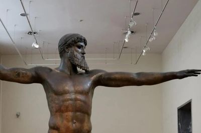 Thần Zeus hay thần Poseidon? Bí ẩn lớn nhất của một kiệt tác Hy Lạp cổ