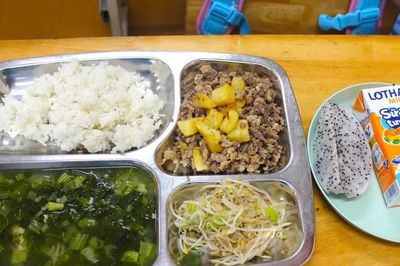 Gỡ vướng pháp lý, bảo đảm bữa ăn bán trú cho học sinh
