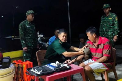 Kịp thời cứu 3 thuyền viên gặp nạn trên biển