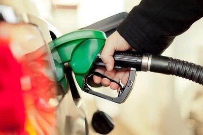 Giá xăng tăng mạnh, E10RON95 vượt 27.000 đồng/lít