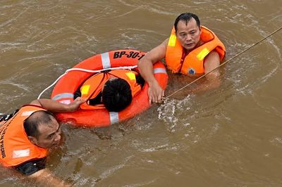 Tận thấy Bộ đội Biên phòng Quảng Trị luyện bơi cứu người gặp nạn trên biển