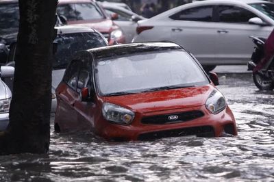 Chuyên gia chỉ cách xử lý ô tô ngập nước và khuyến cáo cho tài xế