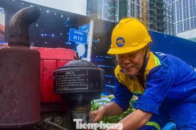 Công nhân dầm mưa bơm nước 'giải cứu' ngập chân cầu Ba Son