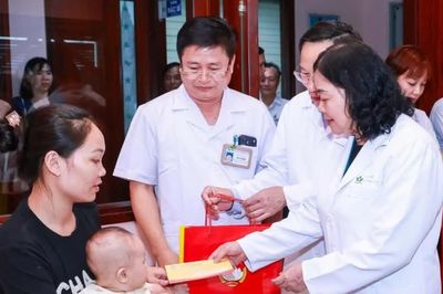 Chủ tịch Ủy ban Trung ương MTTQ Việt Nam Bùi Thị Minh Hoài tặng quà Trung thu cho bệnh nhi