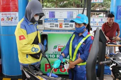 Giá xăng dầu đồng loạt tăng mạnh, E10 RON95 vượt mốc 27.000 đồng/lít