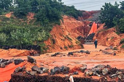 Hàng trăm khối đất đá sạt lở, tràn xuống phủ kín đoạn đường trên Quốc lộ 28