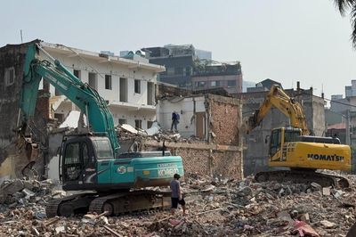 Cận cảnh máy xúc hạng nặng phá dỡ nhà, mở đường hơn 500 tỷ đồng ở Hà Nội