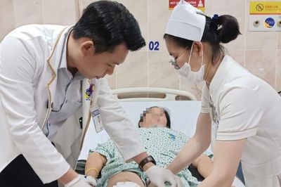 Đứng bán hàng nhiều năm, bà chủ tiệm tạp hóa 49 tuổi phải ngồi xe lăn nhập viện