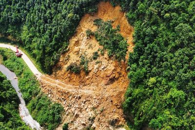 Sạt lở 6.000m³ đất đá lấp kín đường, cô lập xóm hơn 100 người