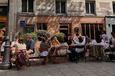 Quán cà phê Việt Nam ở Paris bất ngờ hút khách sau sự cố mất điện
