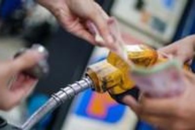 Giá xăng tăng mạnh tới gần 1.500 đồng/lít
