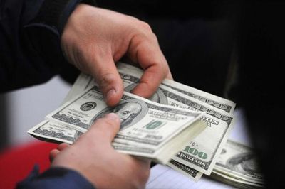 VN-Index giảm xuống 1.775 điểm, một cổ phiếu ngược dòng nhờ thỏa thuận tỷ USD