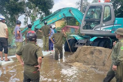 Huy động hàng trăm người đắp bờ bao, bơm hút nước lũ để học sinh trở lại trường