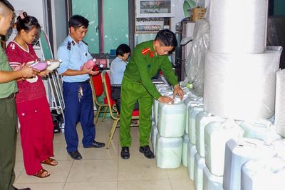 Kiểm tra kho rượu 'đặc sản' ở Ninh Bình, thu giữ gần 1.800 lít