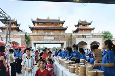 Buổi chiều khác lạ với thiếu nhi trước cổng tam quan ở Ninh Bình
