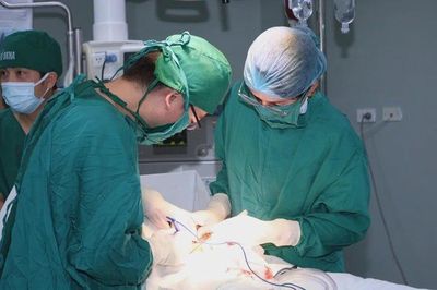 Bác sĩ chạy đua cứu sản phụ bị xoắn tử cung 180 độ