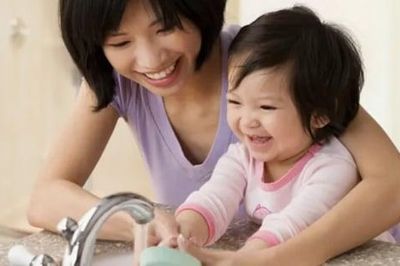 Trẻ 2–3 tuổi bắt đầu ăn bán trú: Cha mẹ cần chuẩn bị gì?