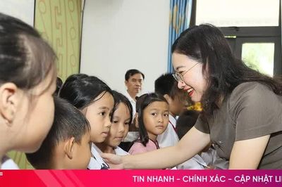 Phó Chủ tịch UBND tỉnh Nguyễn Thị Nguyệt tặng quà học sinh dịp Tết Trung thu