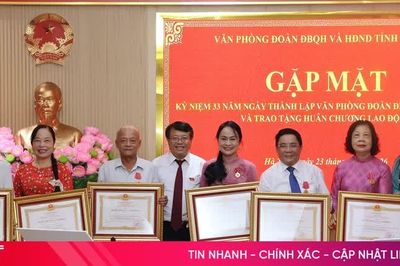 Trao Huân chương Lao động cho các đồng chí nguyên lãnh đạo Đoàn ĐBQH, HĐND tỉnh Hà Tĩnh