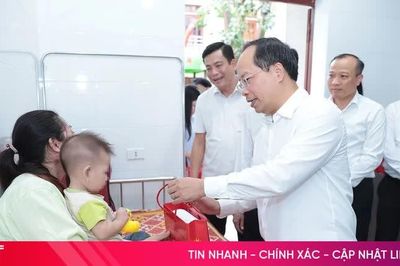 Bí thư Tỉnh ủy Hà Tĩnh thăm, tặng quà cho trẻ em tại BVĐK TX Kỳ Anh