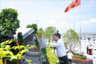 Thủ tướng dâng hương tại Bến tàu không số K15 Hải Phòng