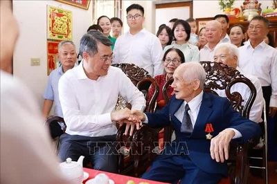 Thủ tướng Lê Minh Hưng thăm gia đình có công với cách mạng tại Hải Phòng