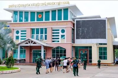 Tây Ninh tiếp nhận 23 công dân do Campuchia trao trả, phát hiện 1 đối tượng truy nã