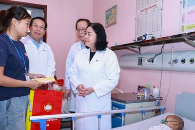 Chủ tịch Ủy ban Trung ương MTTQ Việt Nam Bùi Thị Minh Hoài tặng quà Trung thu cho bệnh nhi