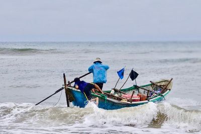 Nghề nguy hiểm giữa mùa biển động: Lặn biển săn 'mực đuổi'