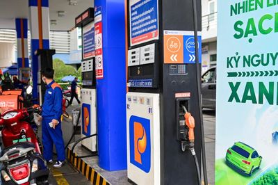 Giá xăng dầu đồng loạt tăng, xăng E10 RON 95 lên 27.087 đồng/lít