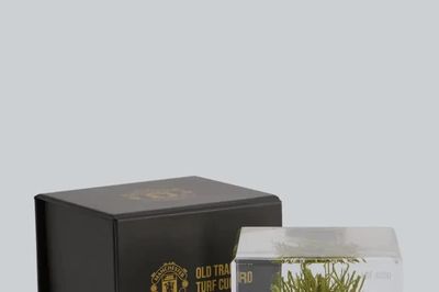 Man Utd bán cỏ Old Trafford giá 125 bảng, mở bán cho fan trên toàn thế giới
