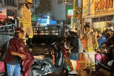 CSGT TP.HCM đồng hành cùng người dân trong mùa mưa ngập