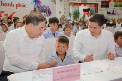 Phó Thủ tướng Thường trực Phạm Gia Túc thăm, tặng quà bệnh nhi dịp Tết Trung thu
