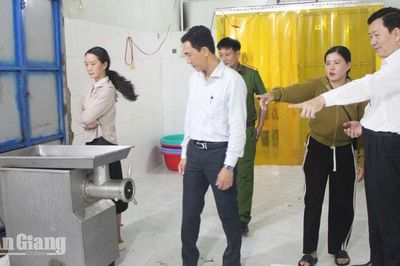 Kiểm tra cơ sở sản xuất chả cá basa ở Mỹ Thới