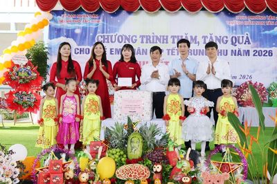 Phó Chủ tịch HĐND thành phố Nguyễn Anh Tuấn tặng quà Trung thu thiếu nhi Trường Mầm non Tân An số 2
