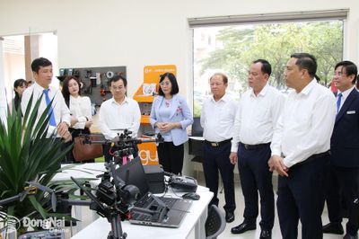 Đoàn công tác của Ban Thường vụ Tỉnh ủy Lào Cai tham quan các mô hình chuyển đổi số, đổi mới sáng tạo tại Đồng Nai