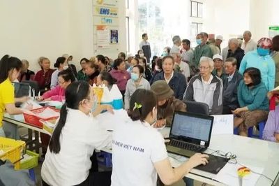 BHXH chấn chỉnh chi trả lương hưu, trợ cấp: Không được ký nhận thay người hưởng