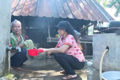 Một mình chăm chồng, lo cha mẹ, nuôi con